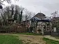 La «&nbsp;maison du gardien&nbsp;», très délabrée.