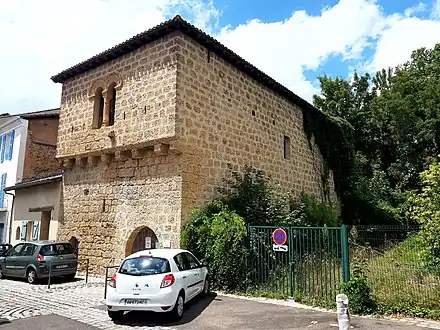 N°6 : maison forte du XIIe siècle inscrite aux Monuments historiques par arrêté du 3 octobre 1929.