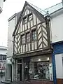 Maison médiévale à colombage dans la vieille-ville.