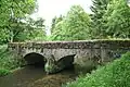 Le vieux pont « de la Justice » (XIXe&nbsp;siècle) franchissant la Lesse à l'est du village de Maissin.