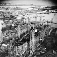 Les deux porte-avions Powerful et Magnificent en construction