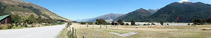 Panorama de la ville de Makarora vu de la route ‘State Highway 6’