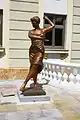 Statue de danseuse sur le parvis.