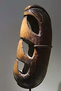 Tambour à friction utilisé pour la cérémonie du malagan, Nouvelle Irlande, XIXe siècle.