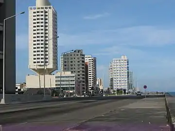 L'immeuble Atlantic (es) et d'autres, dans le quartier d'El Vedado (en) à La Havane.