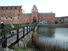 Pont menant à la cour et à l'entrée du musée d'art de Malmö.