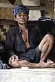 Un Baduy Luar en tenue traditionnelle noire