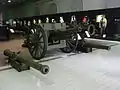 Canon 76K/02 et deux canons du XVIe&nbsp;siècle.