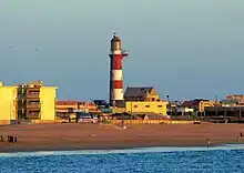 Le sujet de cette image est le phare. Le bâtiment à gauche est distrayant