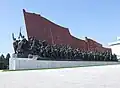 Vue du monument de la Lutte révolutionnaire antijaponaise sur la gauche de la place.
