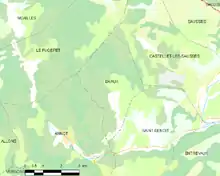 Carte élémentaire montrant les limites de la commune, les communes voisines, les zones de végétation et les routes