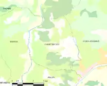 Carte élémentaire montrant les limites de la commune, les communes voisines, les zones de végétation et les routes