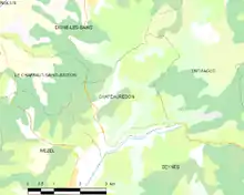 Carte élémentaire montrant les limites de la commune, les communes voisines, les zones de végétation et les routes