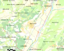 Carte élémentaire montrant les limites de la commune, les communes voisines, les zones de végétation et les routes
