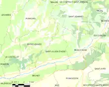 Carte élémentaire montrant les limites de la commune, les communes voisines, les zones de végétation et les routes
