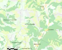 Carte élémentaire montrant les limites de la commune, les communes voisines, les zones de végétation et les routes