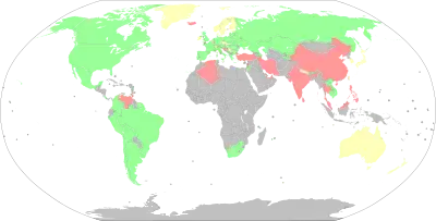 Carte du monde où chaque pays est coloré selon le statut du don de sang des homosexuels.