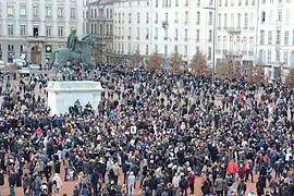À Lyon.