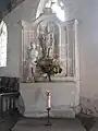 L'autel latéral sud et sa statue de saint Maurice en légionnaire romain. La statue de saint Sébastien a été posée sur l'autel.
