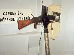 Un fusil-mitrailleur en position dans son créneau de tir.