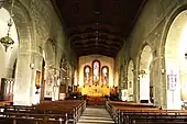 Photographie de l'intérieur de la nef d'une église.