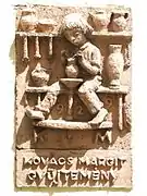 Garçon au tour du potier. Relief en terre cuite, émaillé, avec l'inscription "1929 K.M.". 42 x 52&nbsp;cm. Musée Margit Kovács à Szentendre.