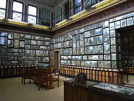 Le lambris de la galerie de peinture est formé d'échantillons de bois, sous forme de planches placées verticalement