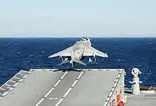 Décollage d'un AV-8B depuis le Cavour.