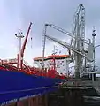 Bras de chargement marine connecté à un bateau.