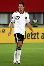 Gómez sur le terrain en tenue blanche de l'Allemagne