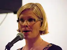 Photo de Marjo Matikainen, qui parle dans un micro
