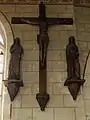 Le calvaire : le Christ, la Vierge et saint Jean.