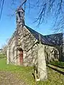 La chapelle Notre-Dame de Lanriot et la stèle christianisée datant de l'Âge du fer.