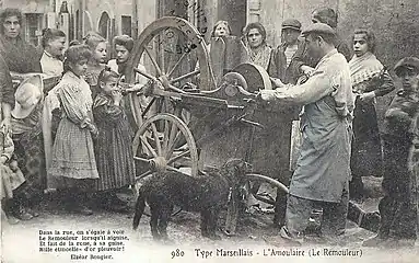 Rémouleur (amoulaire) à Marseille au début du XXe&nbsp;siècle.