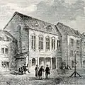 cour intérieure où déambulent quelques détenus