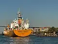 Viaduc de Martigues, A55, tanker Tessa Kosan (Île de Man) et médiathèque Louis Aragon