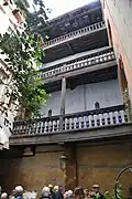 Marvéjol : galeries en bois dans la cour.