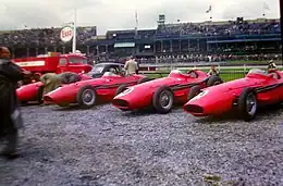 Photo montrant au second plan quatre Maserati 250F rouge
