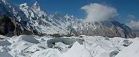Le sommet double du Mandu Kangri, au centre de l'image, à droite du Masherbrum (7 821 m) au centre.