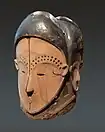 Masque heaume ngontang. Fang. République gabonaise, 19e s. Bois, pigments dont kaolin, laiton, fragment de miroir. H. 31&nbsp;cm