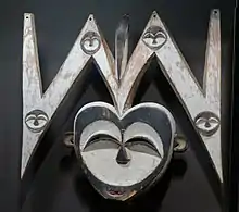 Masque, à cornes aux yeux, en W. (Congo)