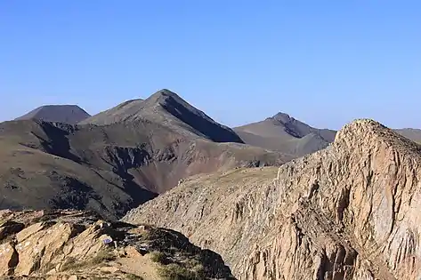 Vue du pic de la Cabaneta (arrière-plan à droite) depuis le pic de Casamanya.
