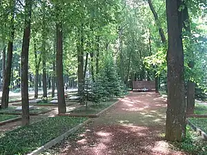 Sépulture des soldats dans le square municipal.