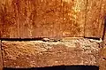 Commode marquetée attaquée par les insectes xylophages.