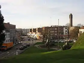 Photographie d'un espace vert avec une route sur la gauche