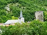 L'église Saint-Laurent et la tour pentagonale du XIe&nbsp;siècle du château de Mauléon
