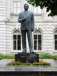 Photographie d'une statue d'un homme placé sur un socle.