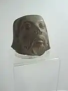 Visage. Grès poli, H. 14.5 cm. Époque Maurya, IIIe&nbsp;siècle&nbsp;av. J.-C., National Museum, New Delhi