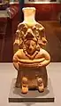 Le joug et les genouillères permettent d'identifier la représentation d'un joueur de balle. Cette céramique fonctionne aussi comme sifflet (600-900).