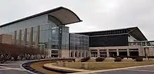 L'un des bâtiments du Centre McCormick de Chicago, Illinois en cours de conversion en un hôpital provisoire de 3000 lits